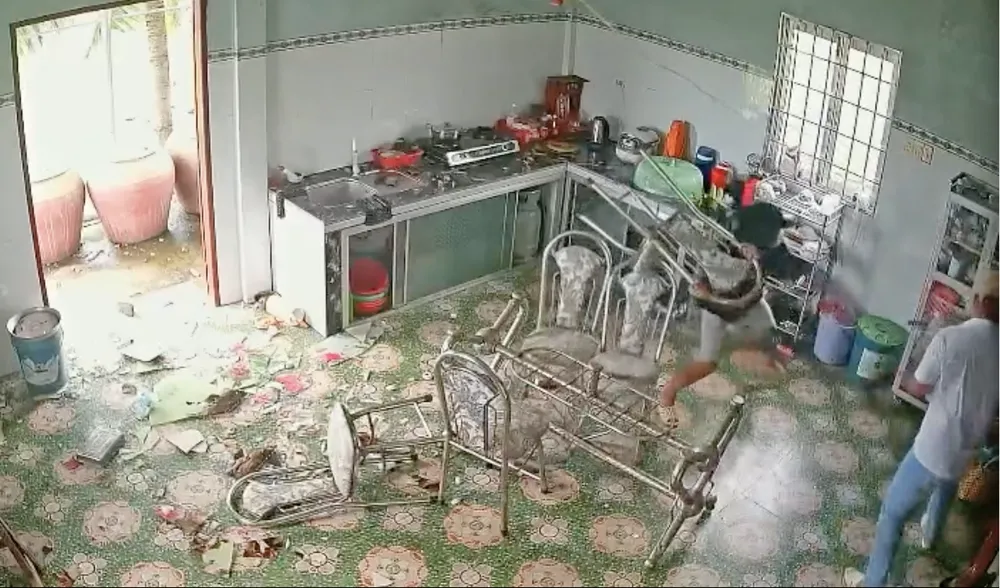 Khởi tố bị can và bắt tạm giam 2 đối tượng về tội hủy hoại tài sản ở Long An ảnh 2