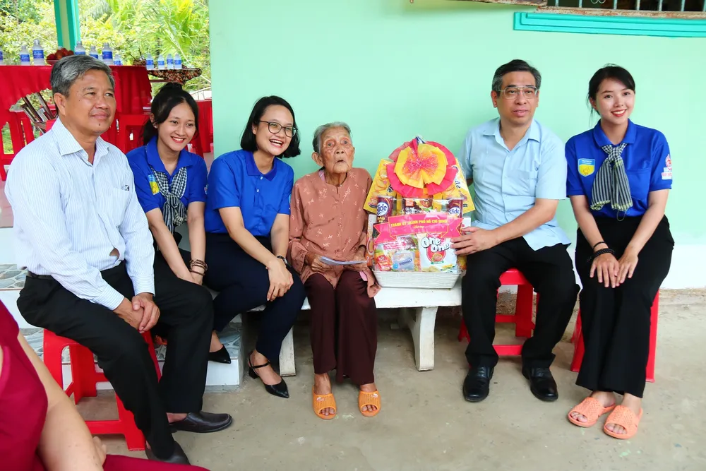 Trưởng Ban Tổ chức Thành ủy TPHCM dự lễ kết nạp đảng viên của chiến sĩ tình nguyện ảnh 4