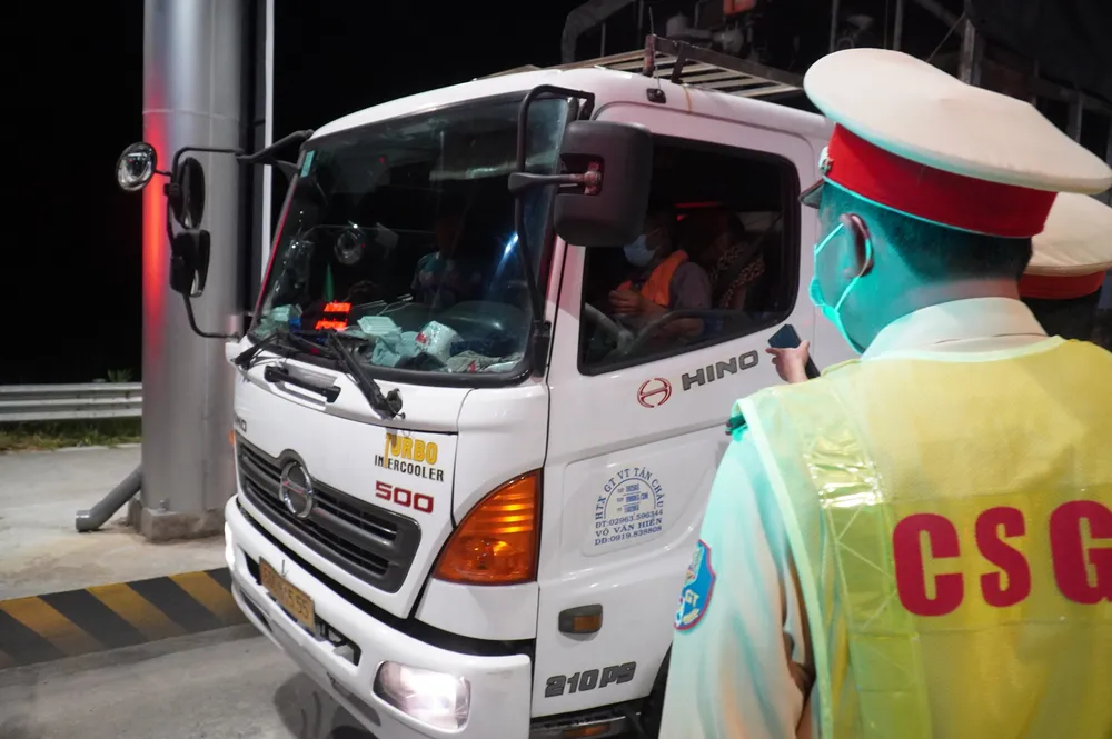 Cao tốc Trung Lương - Mỹ Thuận ngày đầu thu phí, nhiều xe quay đầu trở lại Quốc lộ 1 ảnh 2