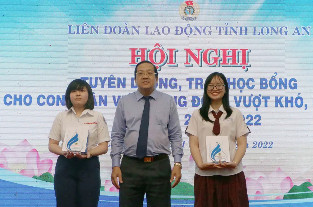 Long An trao học bổng cho con đoàn viên công đoàn vượt khó, học giỏi ảnh 1