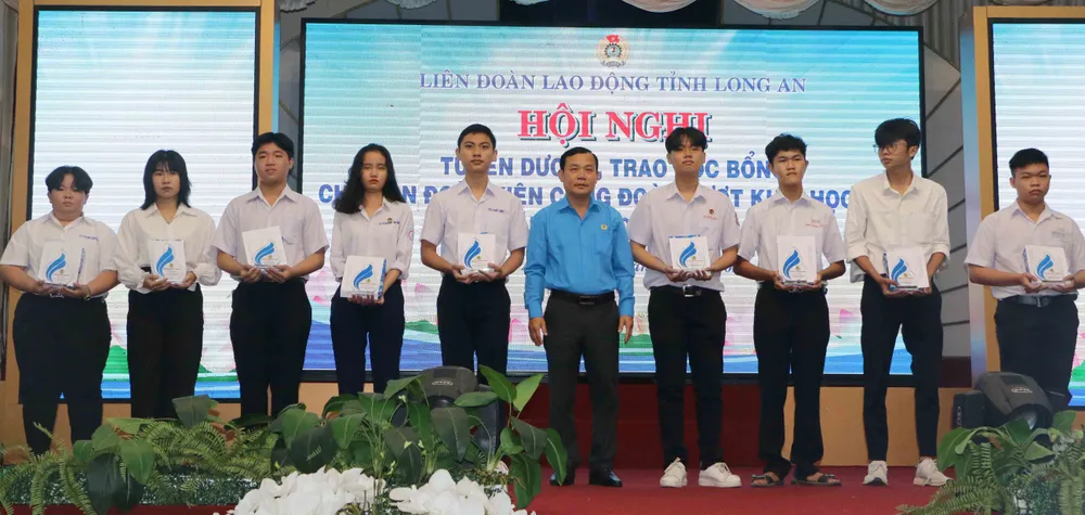 Long An trao học bổng cho con đoàn viên công đoàn vượt khó, học giỏi