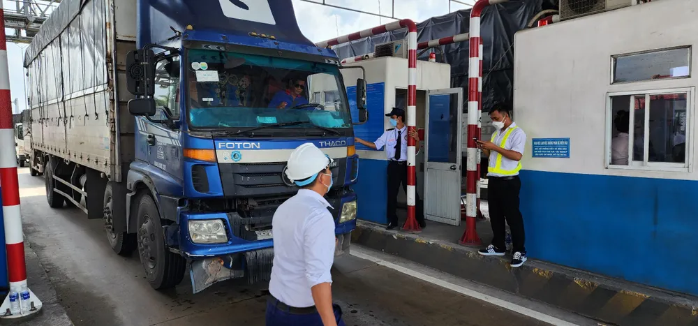 Ngày đầu BOT Cai Lậy thu phí, nhiều phương tiện qua trạm phải trả tiền mặt  ảnh 2