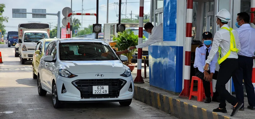 Ngày đầu BOT Cai Lậy thu phí, nhiều phương tiện qua trạm phải trả tiền mặt  ảnh 3