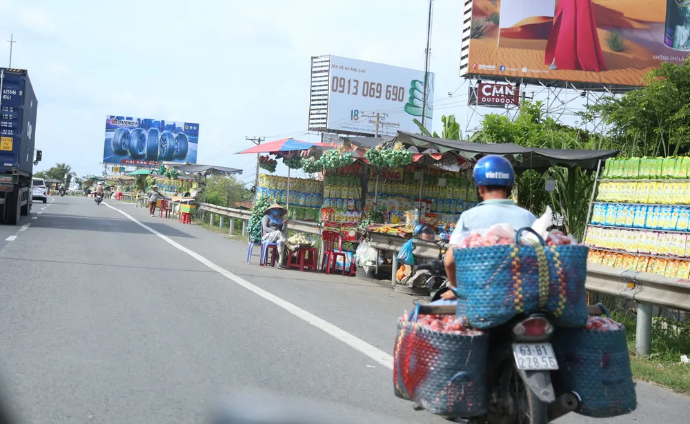 Tái diễn tình trạng hàng rong lấn chiếm lề đường dưới chân cầu Mỹ Thuận ảnh 2