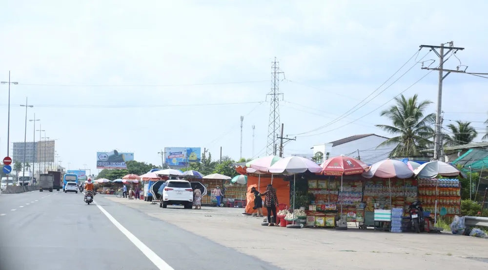 Tái diễn tình trạng hàng rong lấn chiếm lề đường dưới chân cầu Mỹ Thuận ảnh 1