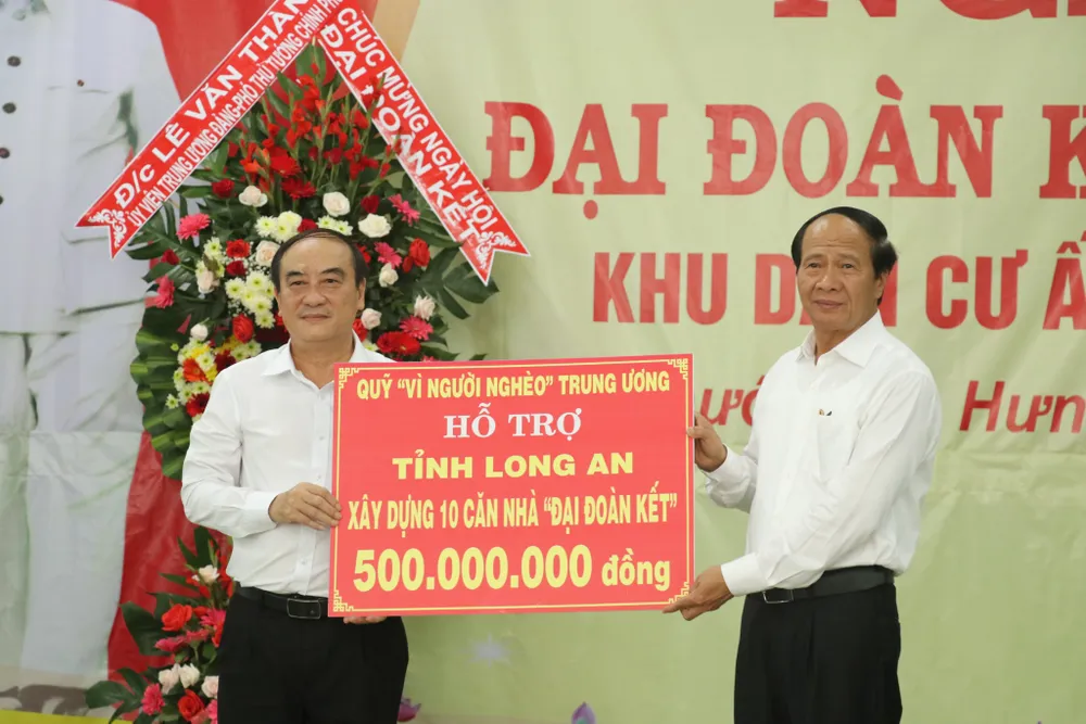 Phó Thủ tướng Lê Văn Thành dự Ngày hội Đại đoàn kết toàn dân tộc tại Long An ảnh 2