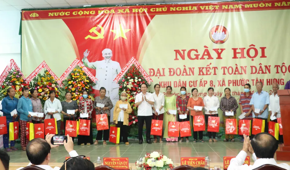 Phó Thủ tướng Lê Văn Thành dự Ngày hội Đại đoàn kết toàn dân tộc tại Long An ảnh 3