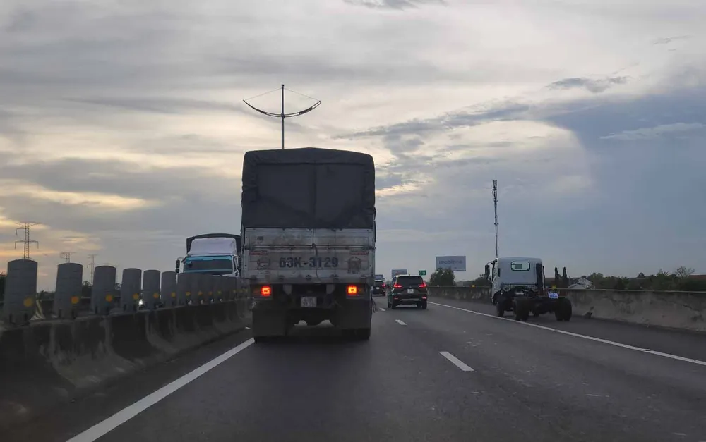 Cao tốc TPHCM – Trung Lương: Nhiều phương tiện “đua” vào làn khẩn cấp ảnh 2