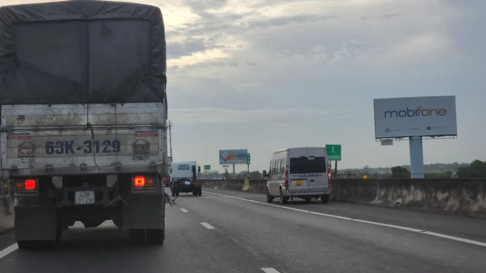 Cao tốc TPHCM – Trung Lương: Nhiều phương tiện “đua” vào làn khẩn cấp ảnh 3
