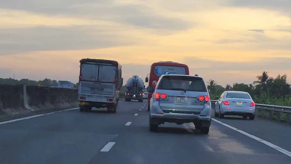 Cao tốc TPHCM – Trung Lương: Nhiều phương tiện “đua” vào làn khẩn cấp ảnh 4