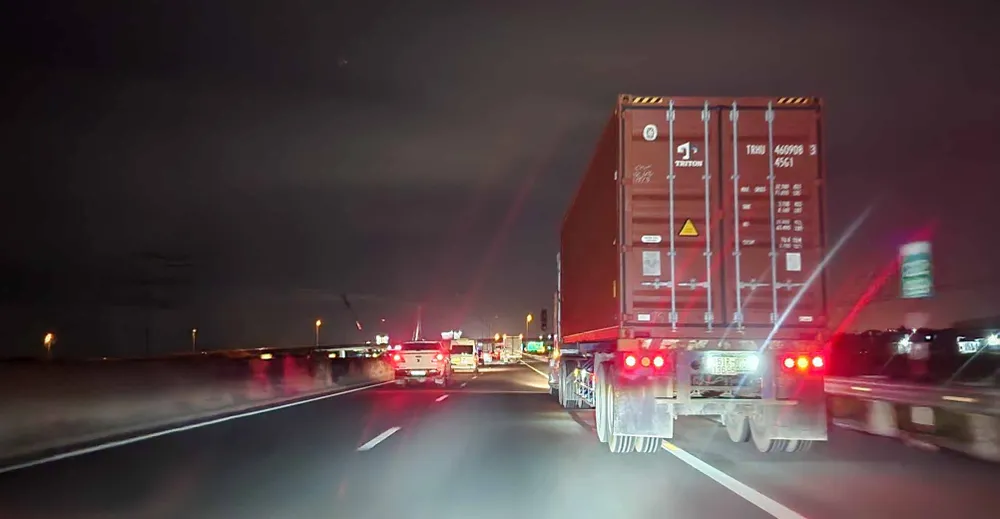 Cao tốc TPHCM – Trung Lương: Nhiều phương tiện “đua” vào làn khẩn cấp ảnh 5