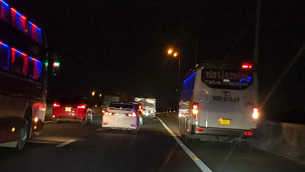 Cao tốc TPHCM – Trung Lương: Nhiều phương tiện “đua” vào làn khẩn cấp ảnh 7