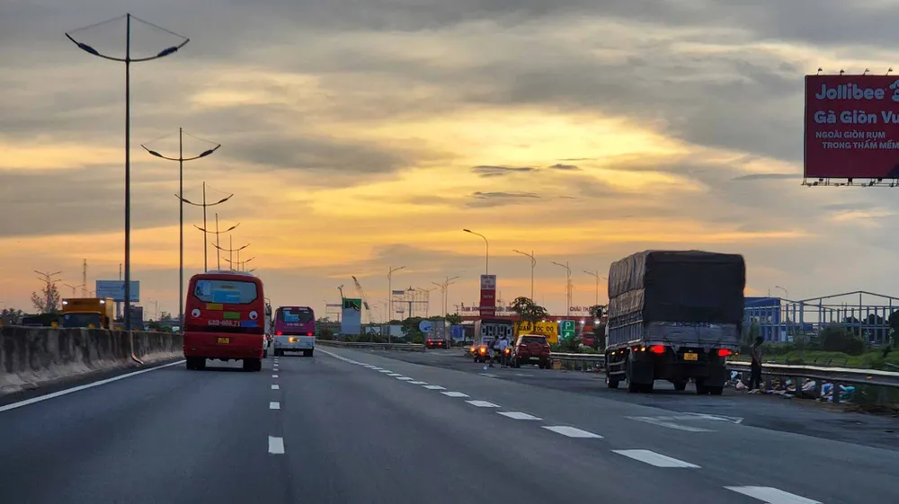 Cao tốc TPHCM – Trung Lương: Nhiều phương tiện “đua” vào làn khẩn cấp ảnh 8