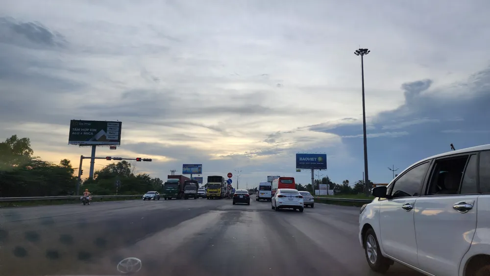 Cao tốc TPHCM – Trung Lương: Nhiều phương tiện “đua” vào làn khẩn cấp ảnh 1