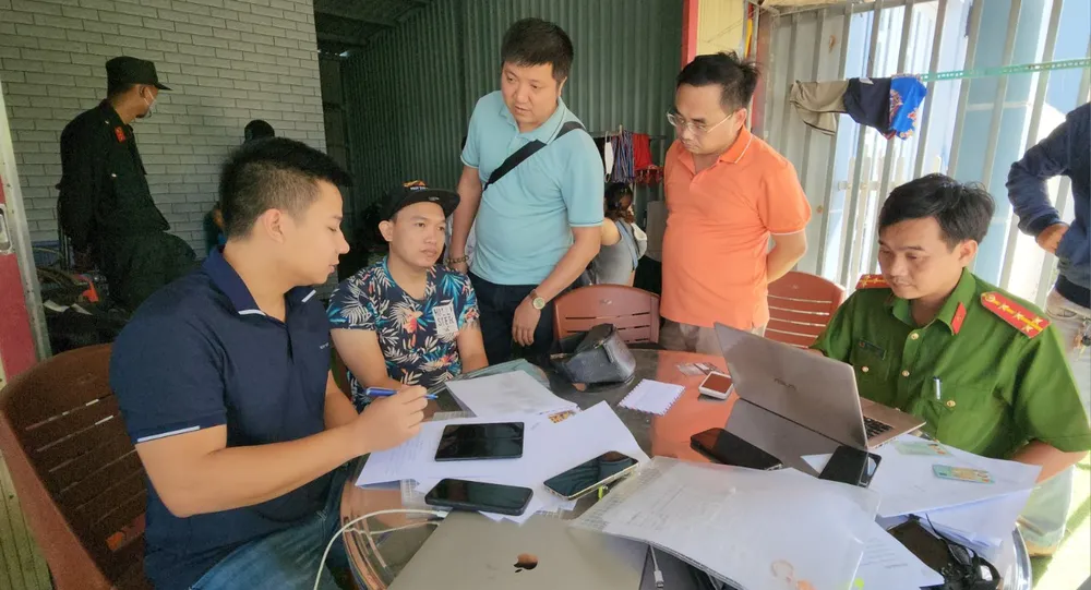 Hiện trường khám xét nhà các đối tượng