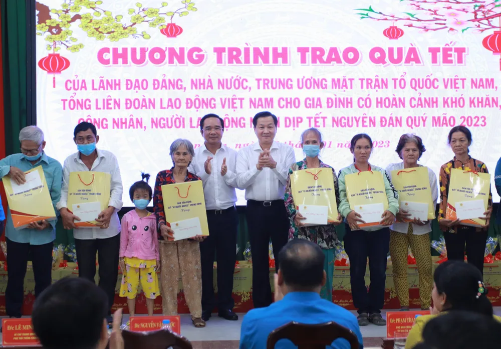 Phó Thủ tướng Lê Minh Khái cùng Bí thư Tỉnh ủy Long An Nguyễn Văn Được trao tặng quà cho người dân có hoàn cảnh khó khăn tại huyện Bến Lức (Long An) Phó Thủ tướng Lê Minh Khái cùng Bí thư Tỉnh ủy Long An Nguyễn Văn Được trao tặng quà cho người dân có hoàn cảnh khó khăn tại huyện Bến Lức (Long An)