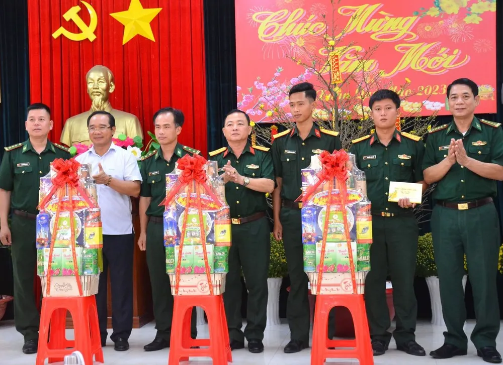 Chúc tết lực lượng vũ trang trên tuyến biên giới Long An