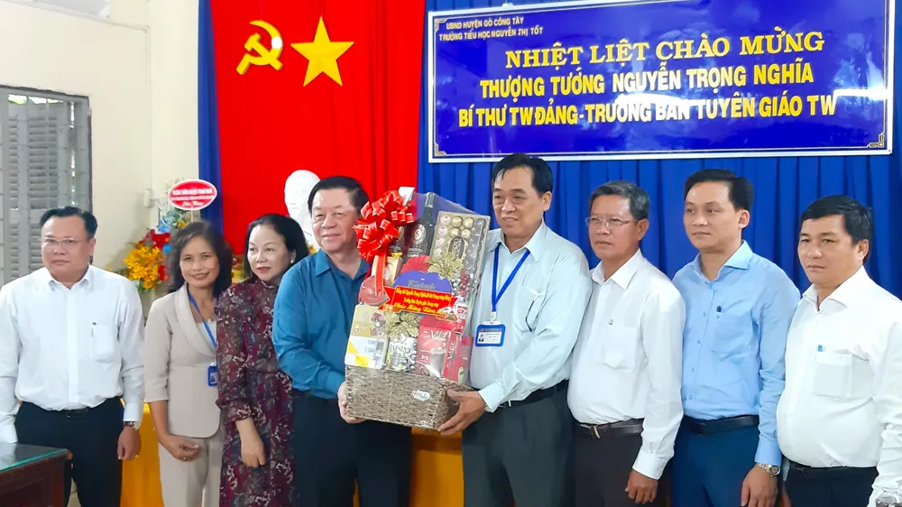 Đoàn công tác do đồng chí Nguyễn Trọng Nghĩa dẫn đầu đã đến thăm Trường Tiểu học Nguyễn Thị Tốt, xã Vĩnh Hựu, huyện Gò Công Tây