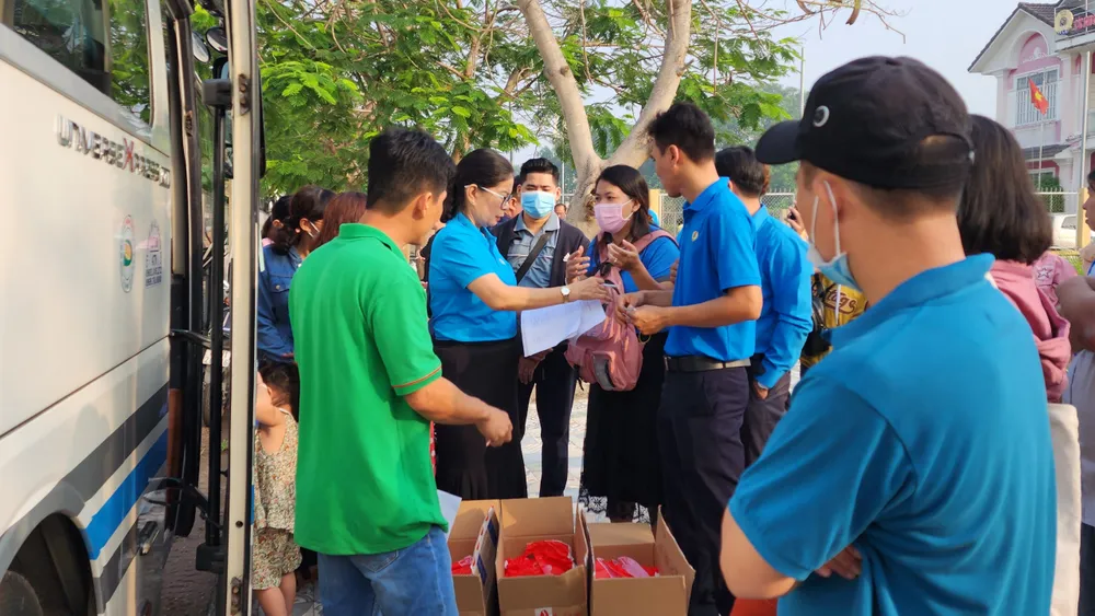 Kiểm tra danh sách công đoàn viên, người lao động trước khi lên xe về quê