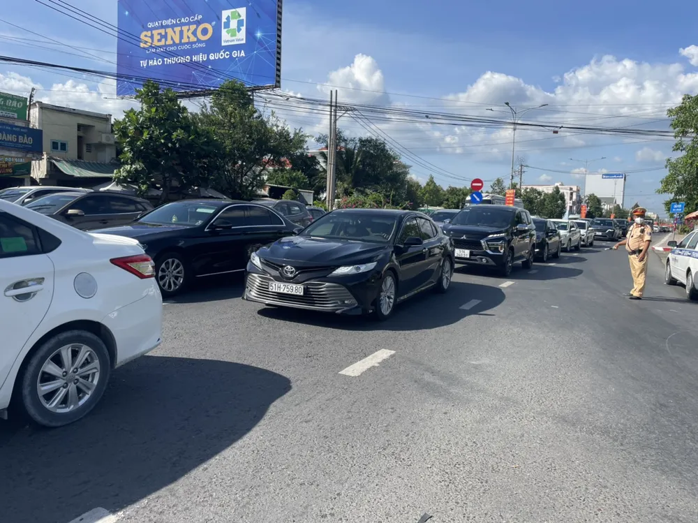 Cảnh sát giao thông điều phối ô tô. Ảnh: NGỌC PHÚC