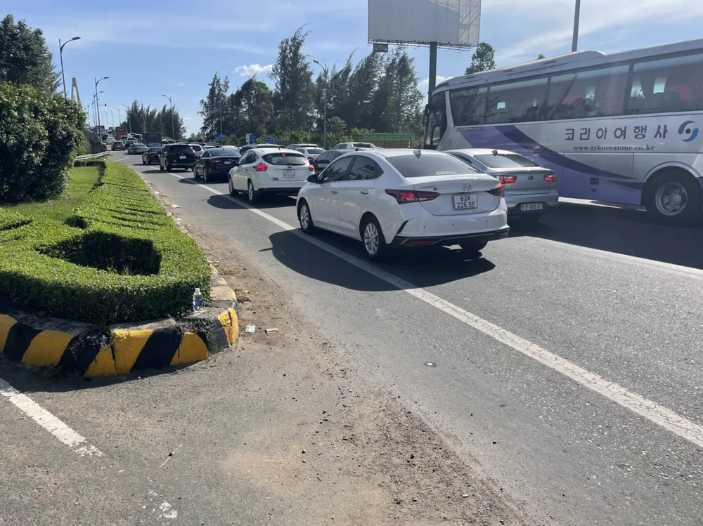 Các phương tiện đi theo một chiều từ Tiền Giang qua cầu Rạch Miễu về Bến Tre. Ảnh: NGỌC PHÚC