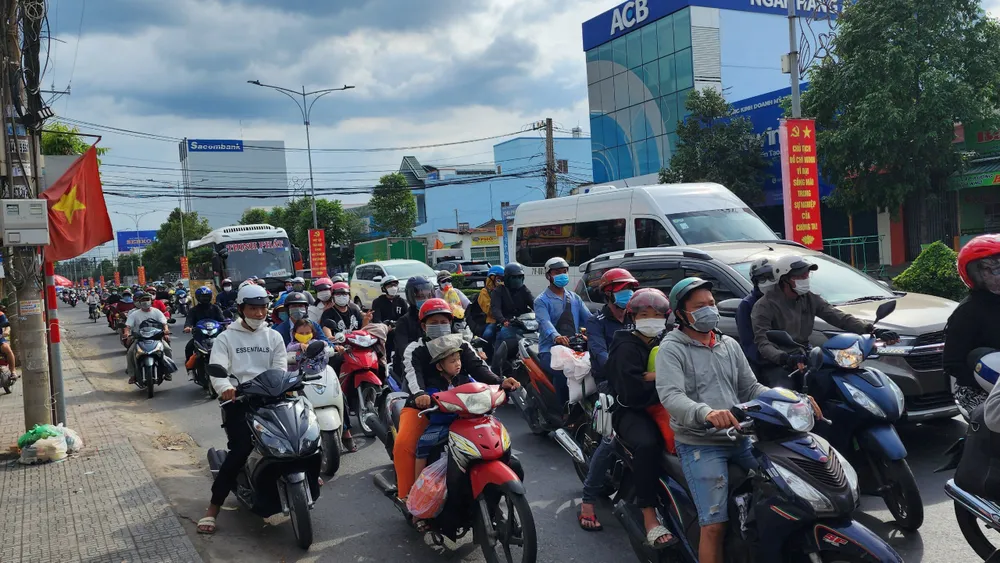 Lượng phương tiện tại Quốc lộ 60 đoạn chân cầu Rạch Miễu đông cả 2 hướng Lượng phương tiện tại Quốc lộ 60 đoạn chân cầu Rạch Miễu đông cả 2 hướng