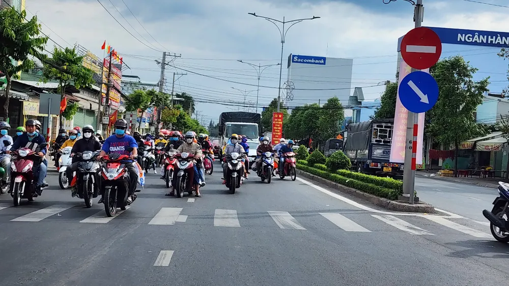 Lượng xe máy hướng về TPHCM khá đông Lượng xe máy hướng về TPHCM khá đông