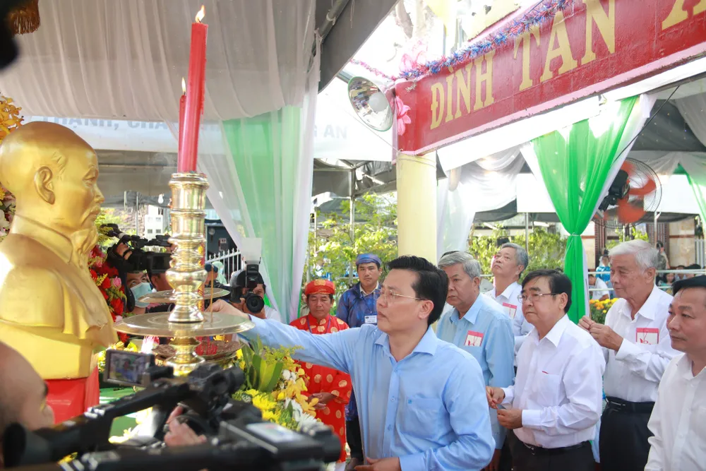 Phó Bí thư Thường trực Tỉnh ủy Long An Nguyễn Thanh Hải thắp hương tại lễ khai mạc Lễ hội Làm Chay