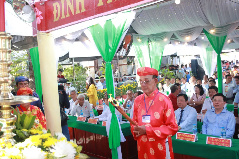 Thắp hương tại lễ khai mạc Lễ hội Làm Chay