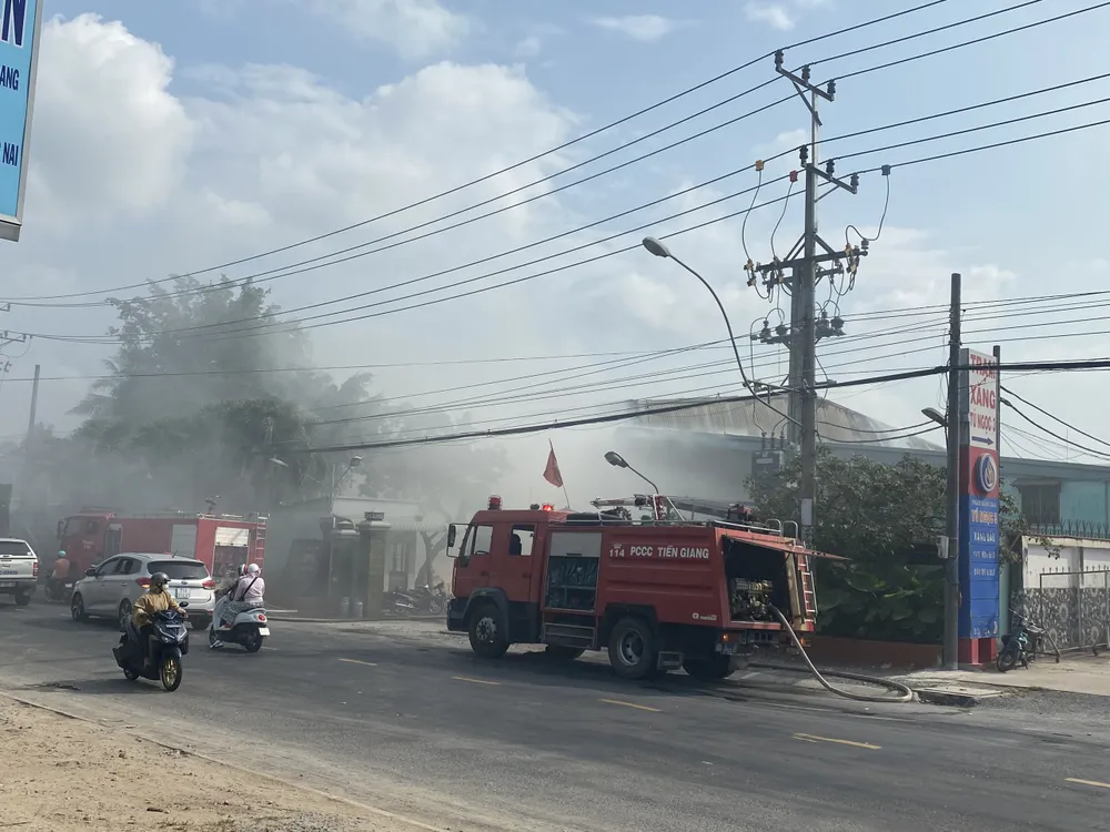 Kho cháy nằm cạnh trạm xăng dầu