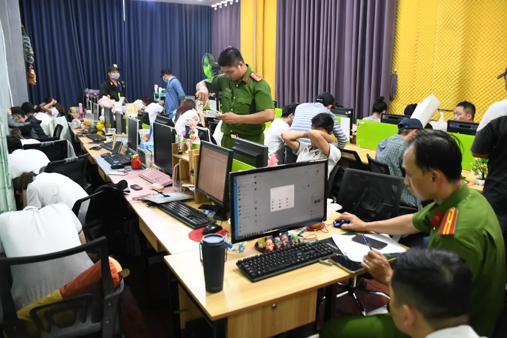 Khám xét, thu giữ vật chứng tại nơi làm việc của các đối tượng. Ảnh: TRỌNG TÍN Khám xét, thu giữ vật chứng tại nơi làm việc của các đối tượng. Ảnh: TRỌNG TÍN