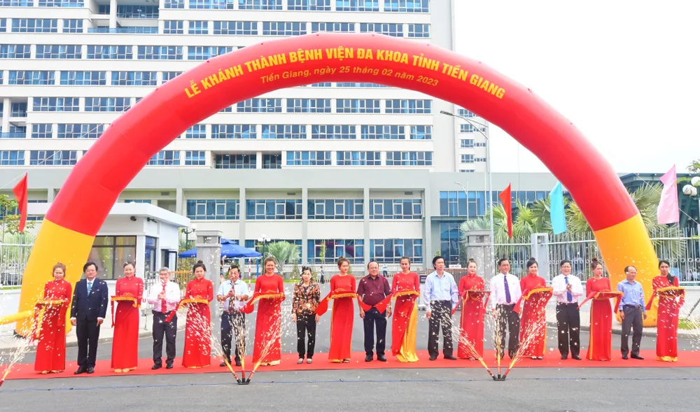 Nghi thức cắt băng lễ khánh thành