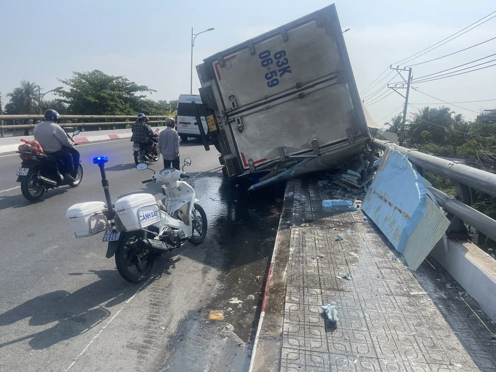 Lực lượng CSGT Công an tỉnh Tiền Giang đã đến hiện trường điều tiết giao thông và điều tra nguyên nhân