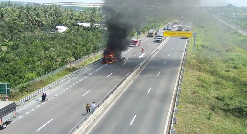 Vụ cháy không thiệt hại về người nhưng nhiều tài sản cùng chiếc xe tải bị ngọn lửa thiêu rụi