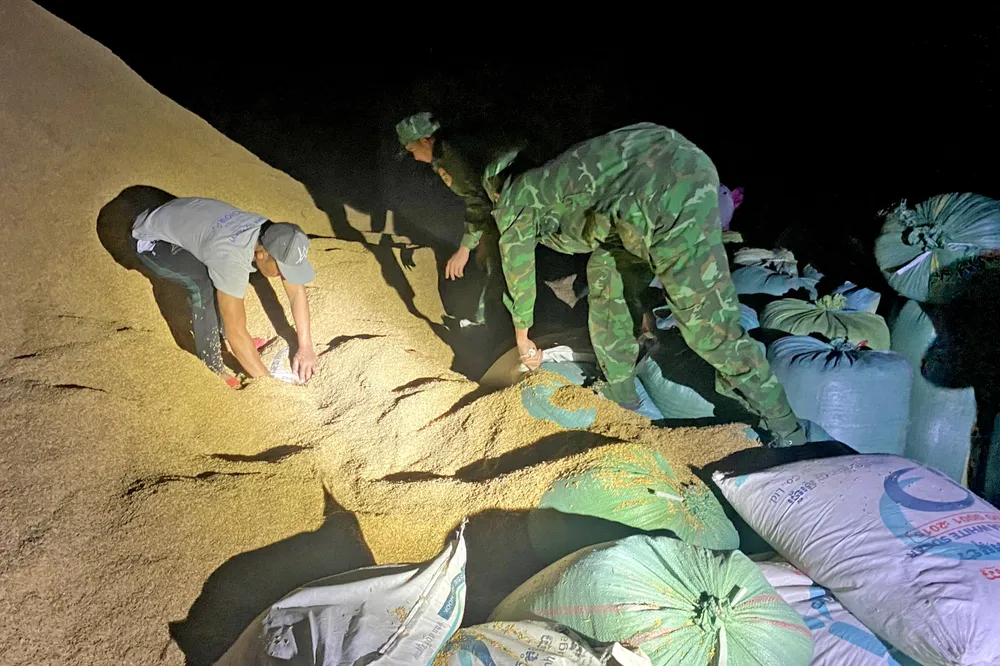 Tổ công tác phát hiện đối tượng cất giấu 30 bao đường cát không rõ nguồn gốc phía dưới đống bao trấu