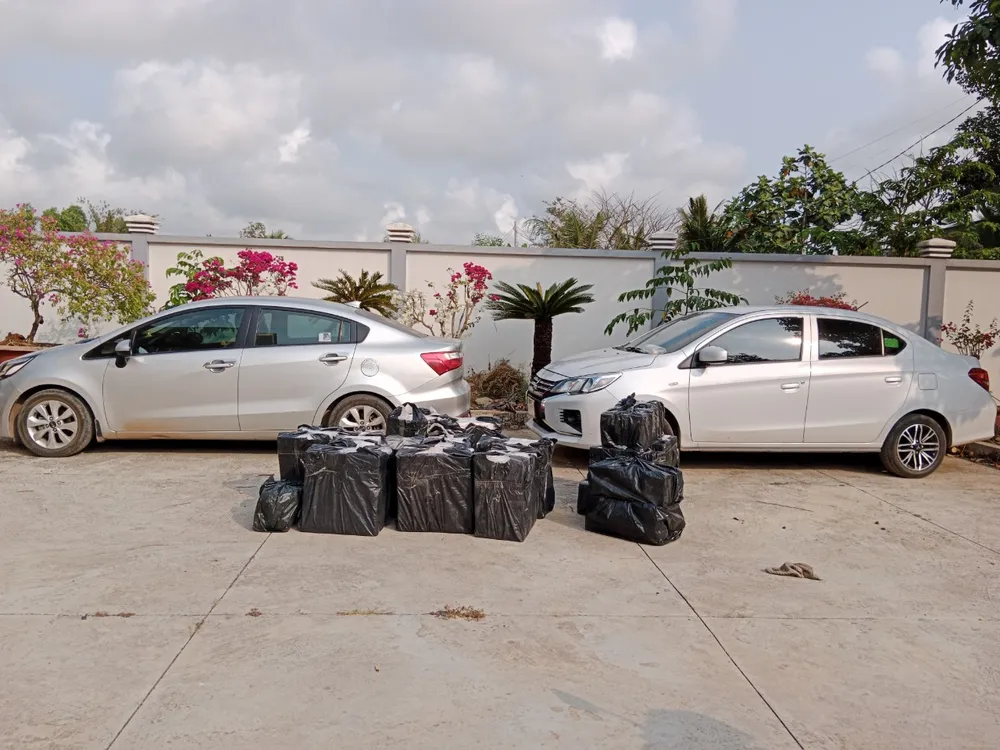 Hai phương tiện cùng tang vật tại trụ sở công an