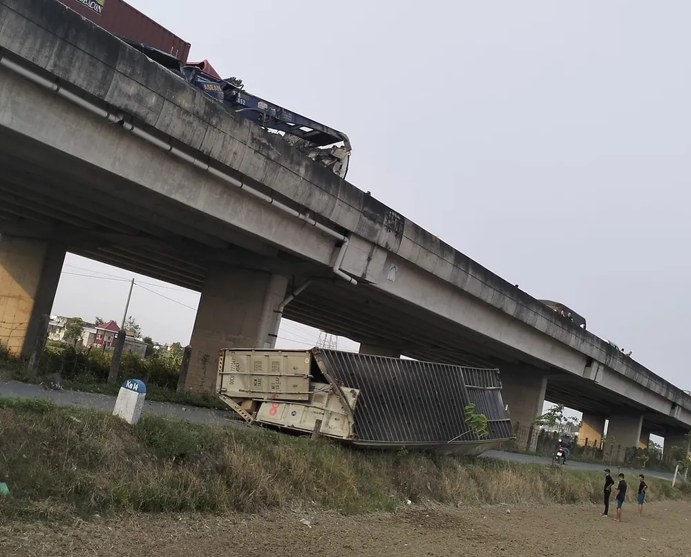 Thùng xe chở hạt điều rơi ra khỏi đường cao tốc rớt xuống đường dân sinh phía dưới