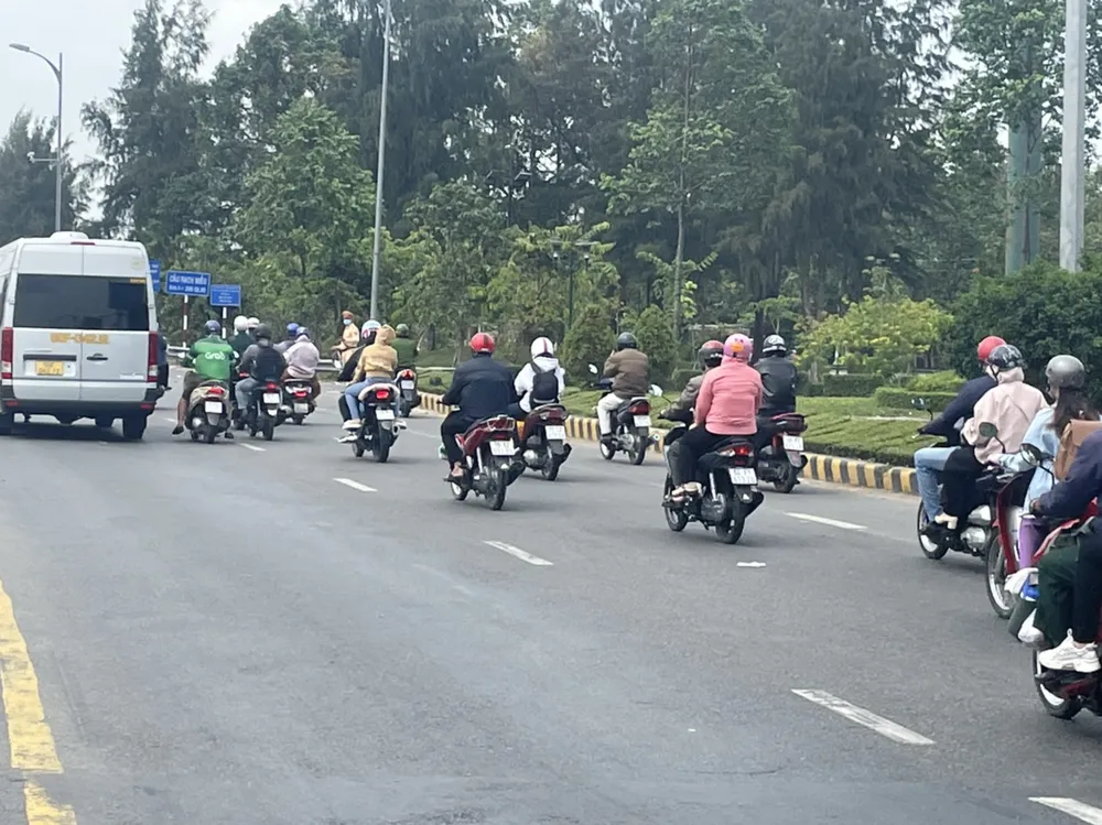 Các phương tiện qua cầu Rạch Miễu đông dần