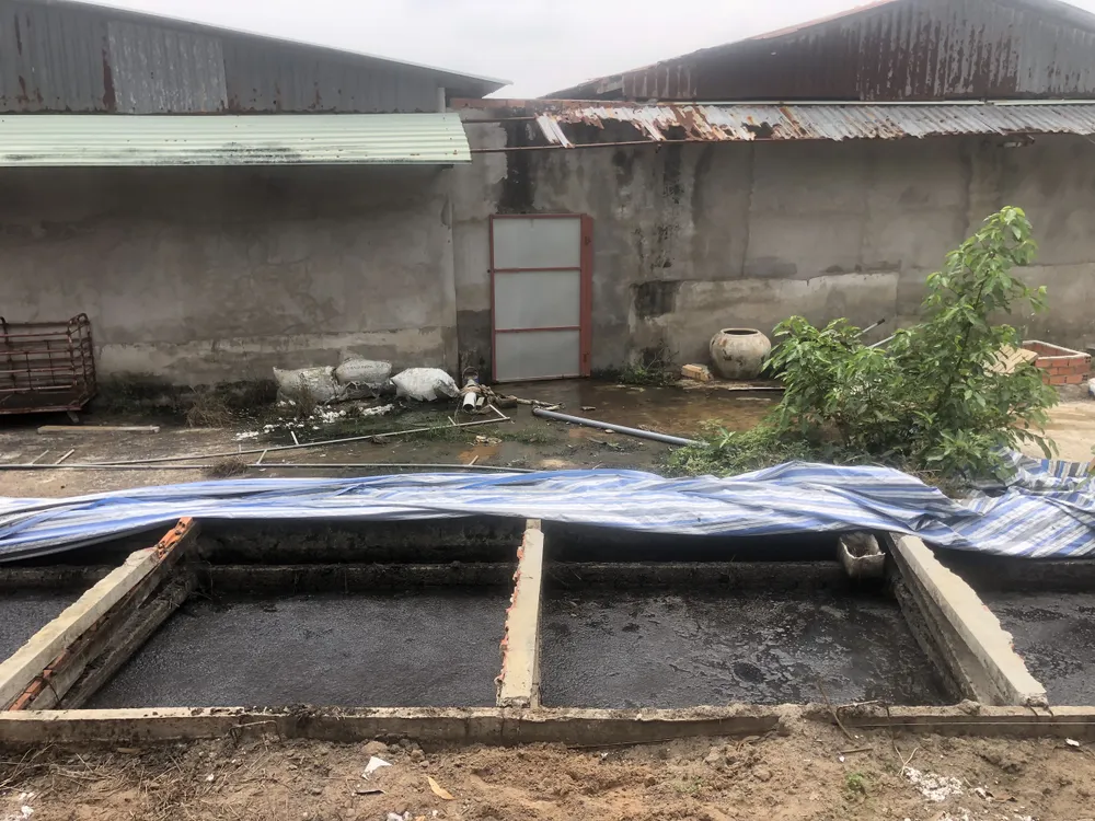 Hố chứa chất thải lộ thiên