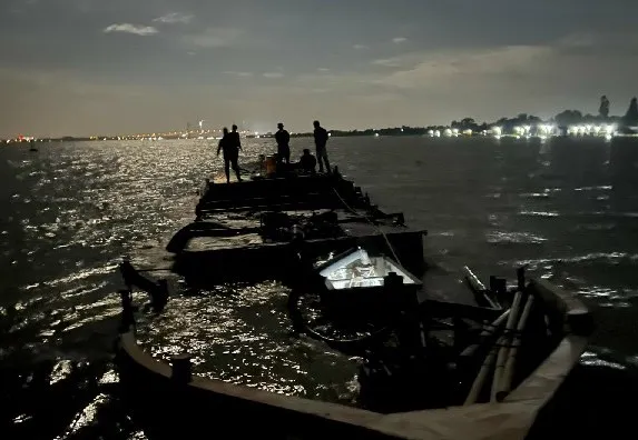 Cơ quan chức năng bắt quả tang tàu cát đang hút cát trên sông Tiền. Ảnh: Công an Tiền Giang