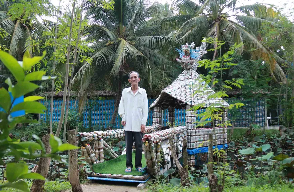 Thuỷ tạ được kết bằng "ve chai" trên ao sen