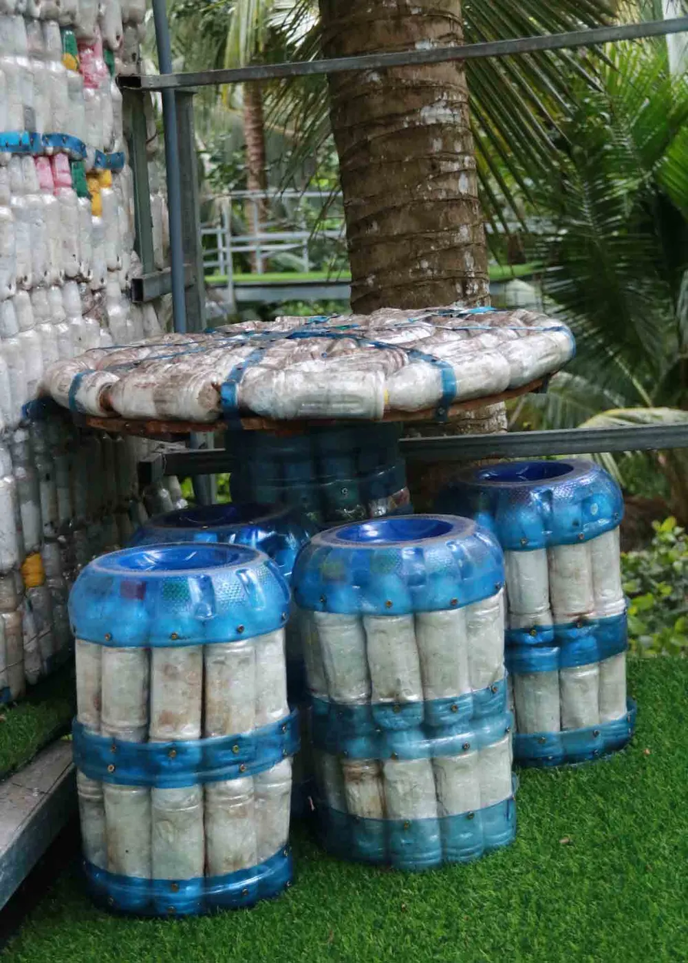 Những bộ bàn ghế được kết bằng chai lọ, thùng nhựa hư hỏng