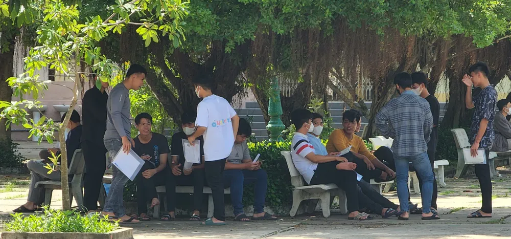 Các thí sinh đợi đến giờ làm thủ tục dự thi. Ảnh: NGỌC PHÚC