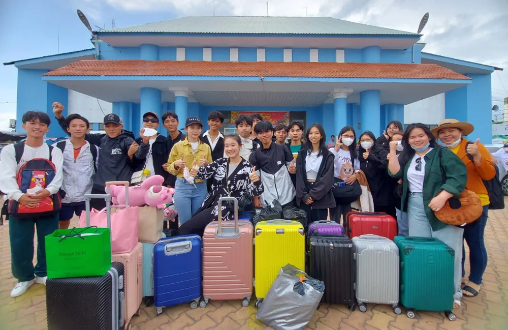 Thí sinh huyện đảo Kiên Hải vào đất liền tham dự Kỳ thi Tốt nghiệp THPT năm 2023. Ảnh: QUỐC BÌNH