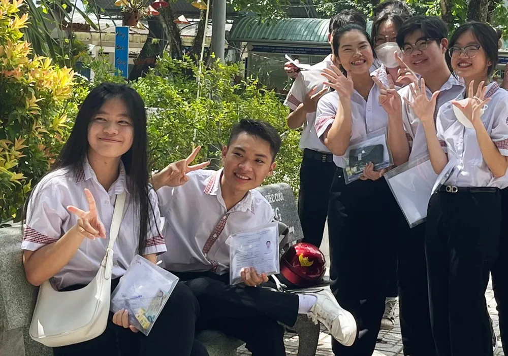 Ghi nhận vào chiều 27-6, tại điểm thi Trường THPT Phú Quốc, tâm lý các em thí sinh khá thoải mái, tự tin. Ảnh: QUỐC BÌNH