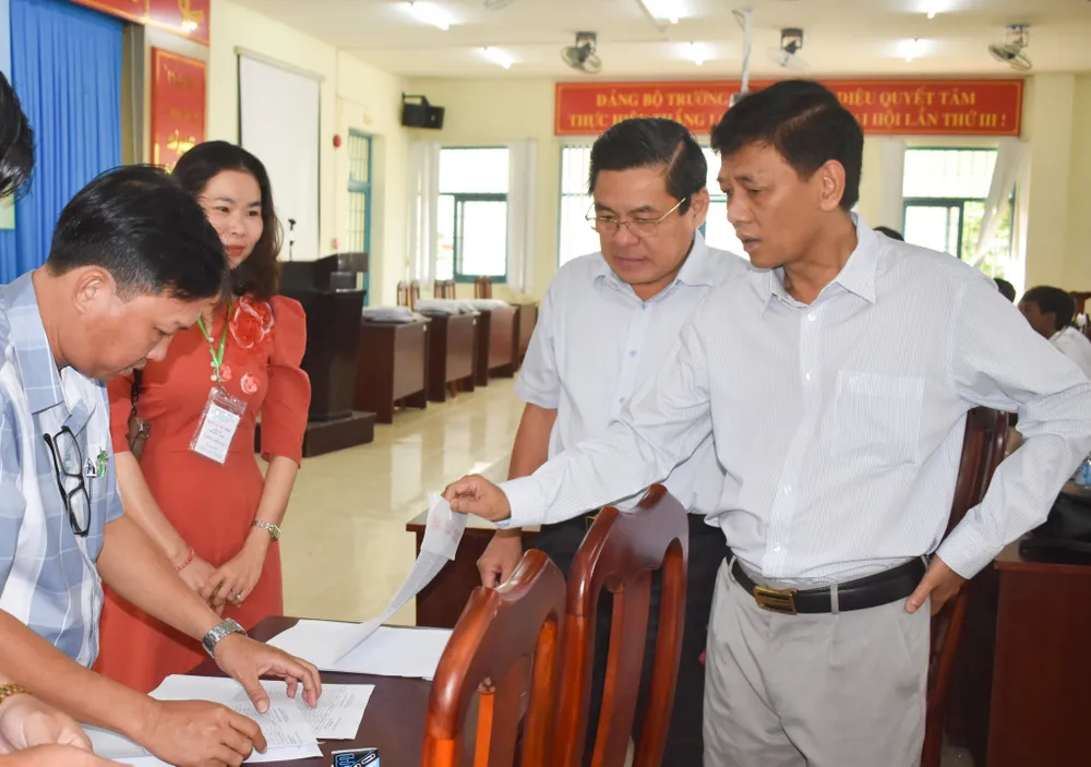 Đồng chí Lâm Văn Mẫn, Bí thư Tỉnh ủy, Trưởng Đoàn ĐBQH tỉnh Sóc Trăng kiểm tra công tác chuẩn bị tại các điểm thi. Ảnh: TUẤN QUANG