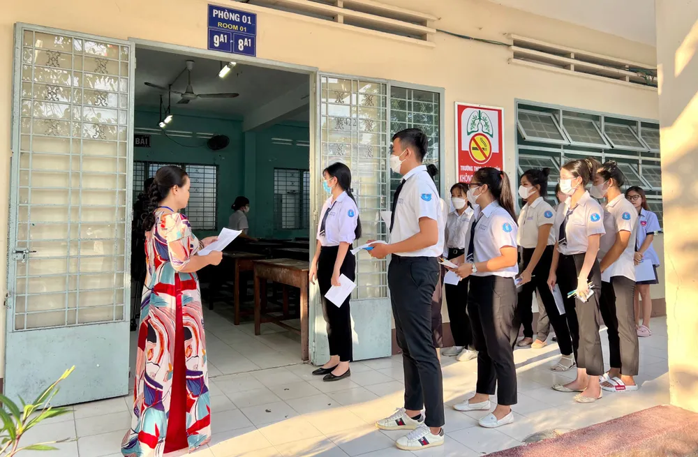 Các thí sinh chờ đọc tên vào phòng thi