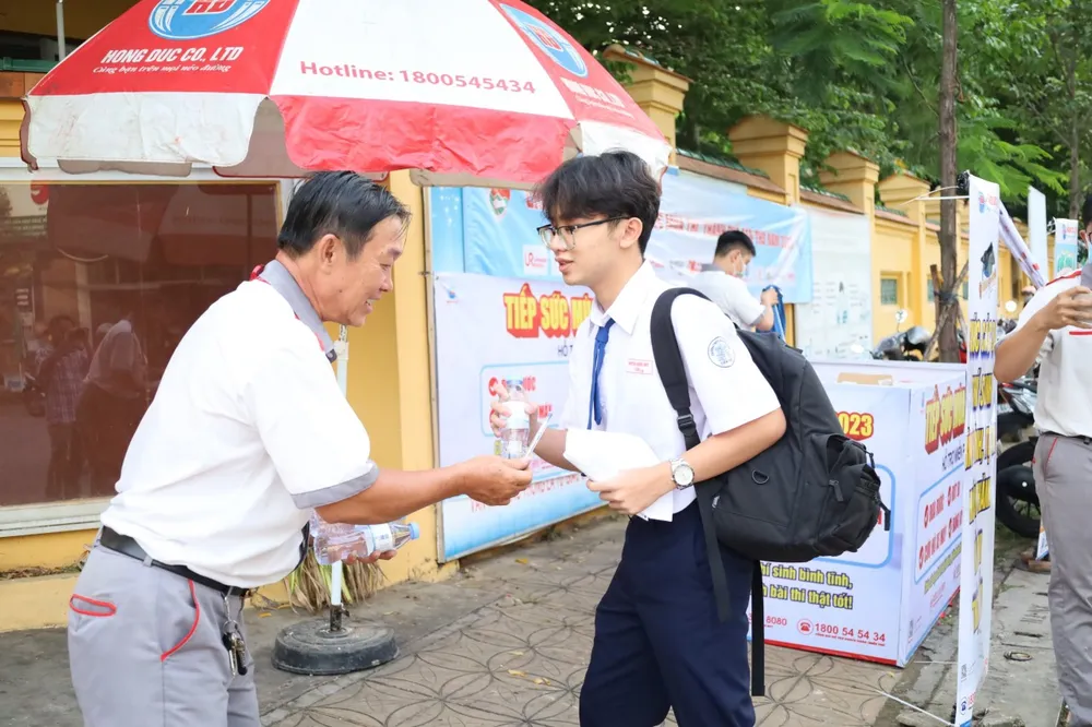 Tiếp nước cho các thí sinh