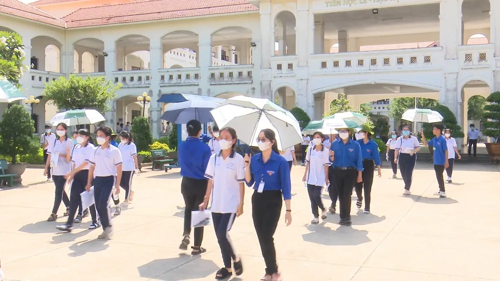 Hoàn thành bài thi môn Ngoại ngữ, nhiều thí sinh vui mừng cho rằng đề thi môn Tiếng Anh vừa sức