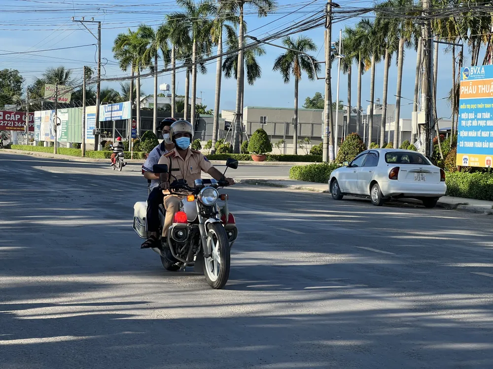 Lực lượng Công an huyện Đức Hòa, tỉnh Long An kịp thời hỗ trợ thí sinh về nhà lấy giấy tờ. Ảnh: NGỌC PHÚC Lực lượng Công an huyện Đức Hòa, tỉnh Long An kịp thời hỗ trợ thí sinh về nhà lấy giấy tờ. Ảnh: NGỌC PHÚC